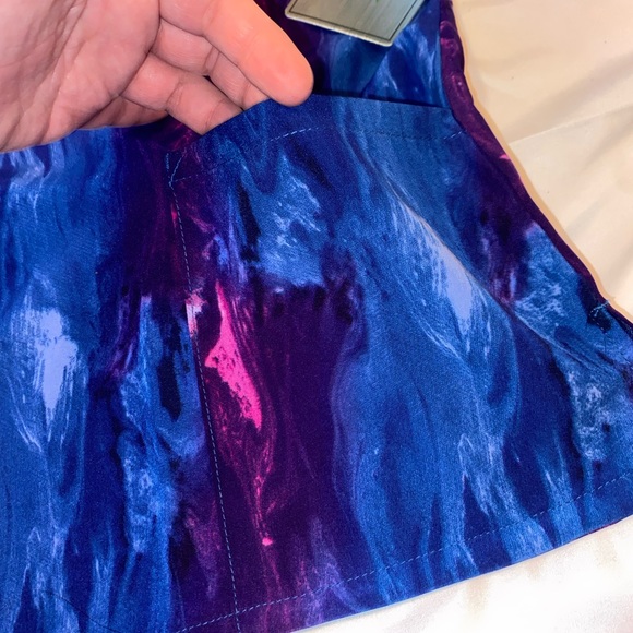 Women’s scrub uniform shirt, 2 pockets on front,tie dye design,lightweight,XL - Picture 5 of 12